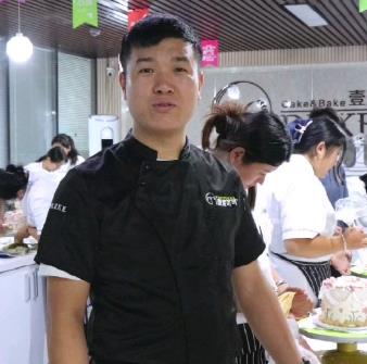 学习裱花蛋糕能学会吗，一起跟周老师参观下蛋糕培训班上课情况吧！#蛋糕培训#裱花蛋糕培训#济南蛋糕学校