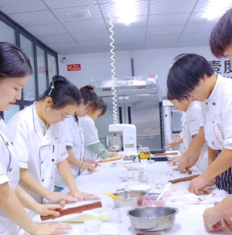 今天采访下甜品班同学，了解下咱们零基础学蛋糕甜品这几天的感受！零基础学蛋糕，不用担心学不会，壹度可可蛋糕培训甜品培训，手把手教学，包教会！