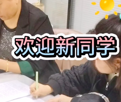 一早阿姨带着行李🧳陪女儿来报到学习蛋糕烘焙技术❗初中毕业学技术，可以考虑西点烘焙技术❗开店创业，后期就业，都有适合的课程